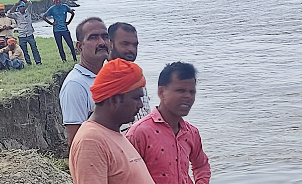 The order of merging the agricultural land of the farmers in the river on the banks of the TS embankment continues