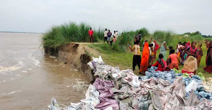 Ghaghra river erosion intensifies in Ballia, people are destroying their own homes