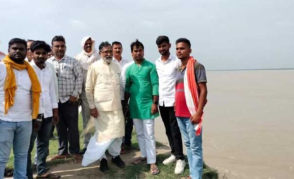 Ghaghra river erosion intensifies in Ballia, people are destroying their own homes