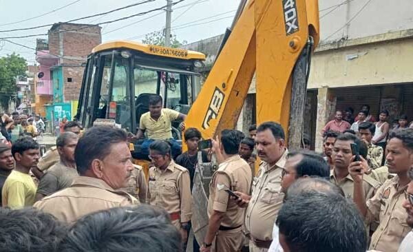 Bulldozer runs in Jagdishpur Harijan Basti of the city, commotion