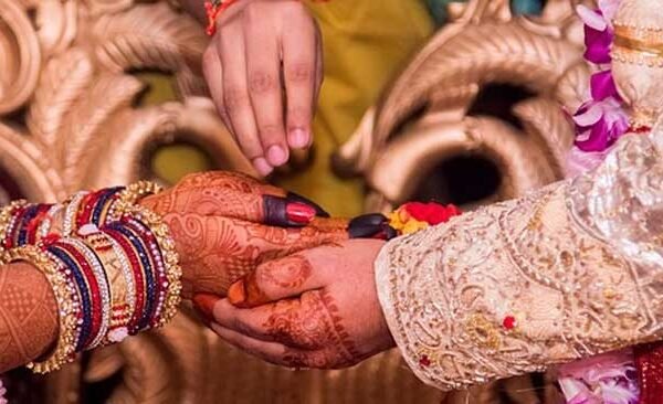 Loving couples got married according to Hindu customs in the police station