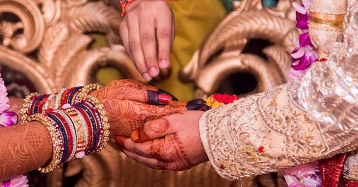 Loving couples got married according to Hindu customs in the police station