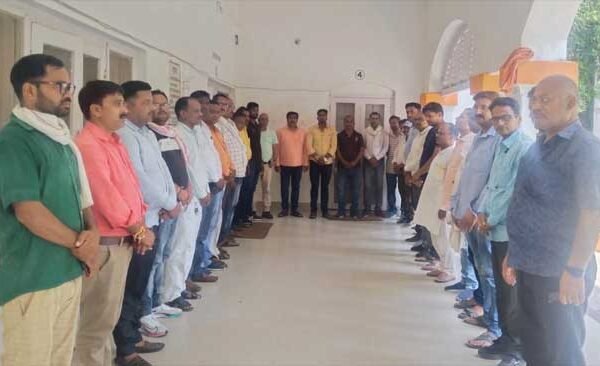 Journalists expressed grief by organizing a condolence meeting on the death of the reporter.