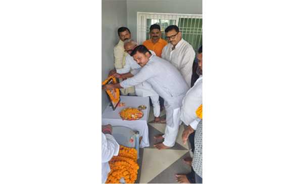 BJP workers paid tribute to Pandit Deendayal Upadhyay on his birth anniversary at Shakti Kendra.
