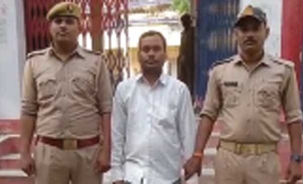 Accused of disturbing communal harmony by making religious comments on social media, arrested from Sikandarpur bus stand intersection.