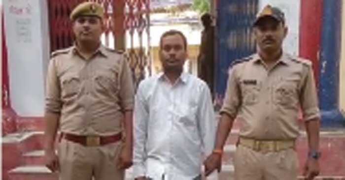 Accused of disturbing communal harmony by making religious comments on social media, arrested from Sikandarpur bus stand intersection.