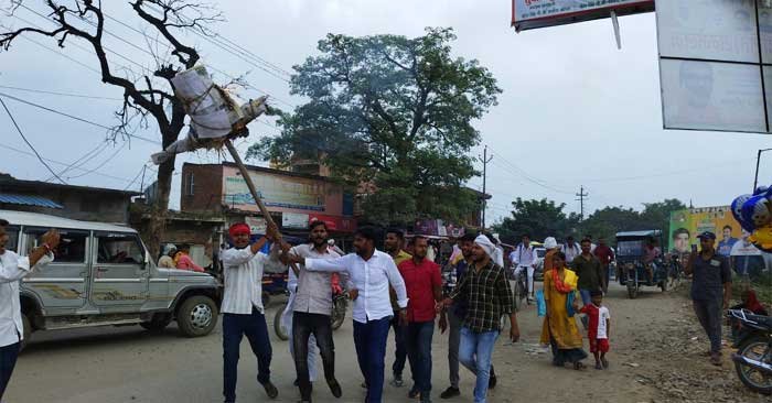 Effigy of district administration burnt at TD College intersection demanding reinstatement of student union elections