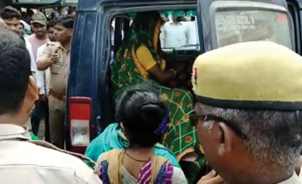 Women of chain snatcher gang caught at Tehsil gate, all handed over to police