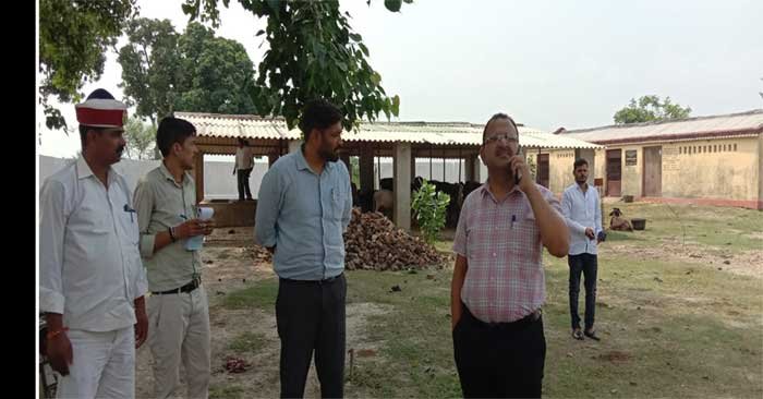 The District Magistrate did a surprise inspection of the temporary cow protection center located in village Baghewa.