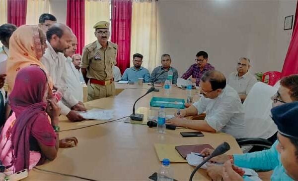 DM held public hearing in Tehsil Bansdih