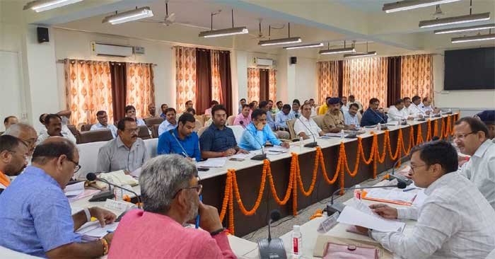 The Divine Disaster Management Inquiry Committee of Uttar Pradesh Legislative Council held a review meeting with the officials of the departments related to disaster management.