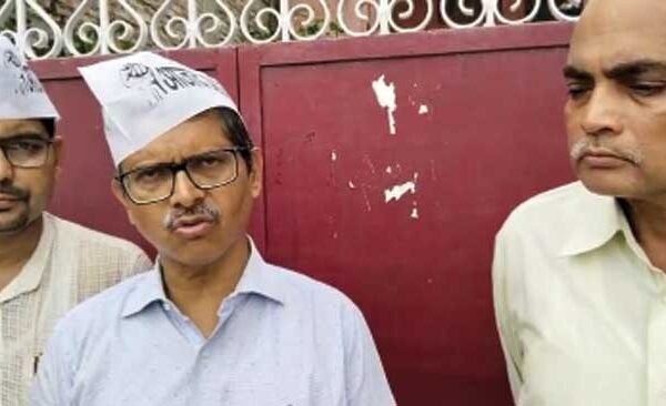 National President of Azad Adhikar Sena and former IPS Amitabh Thakur met the family members of the victim in the case of death of a retired teacher.