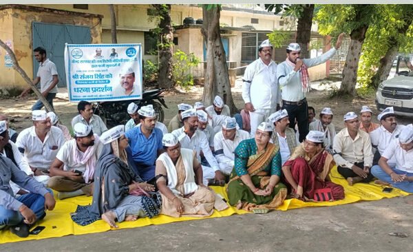 The strike of employees going on for 5 days in Nagar Panchayat Bansdih ended after the meeting of officials.