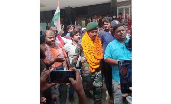 Crowd gathered to welcome Agniveer who returned after 8 months of training.