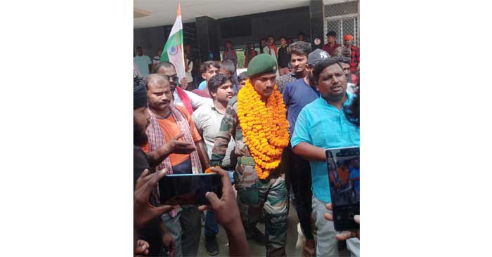 Crowd gathered to welcome Agniveer who returned after 8 months of training.