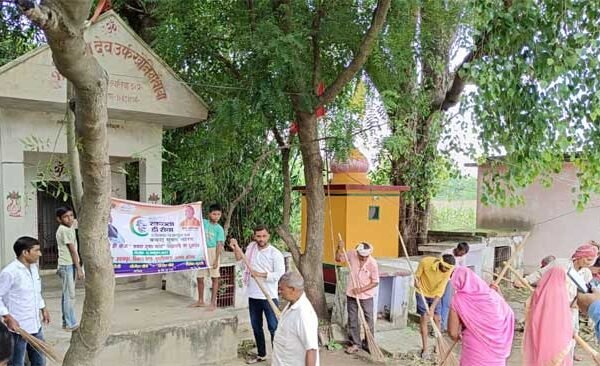 Village head Munni Devi inaugurated the cleanliness program
