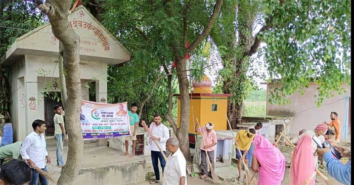 Village head Munni Devi inaugurated the cleanliness program