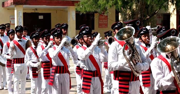 Students showcased their art in the school band competition, the school courtyard was filled with excitement