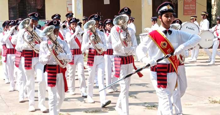 Students showcased their art in the school band competition, the school courtyard was filled with excitement