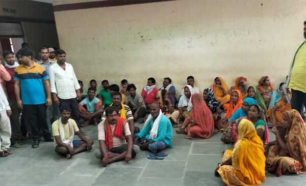 The headmistress filed a complaint in the police station against the president and 15 others.