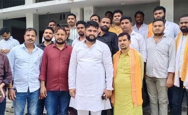 Bhanu Dubey left for Rudrapur Deoria with his fellow supporters.