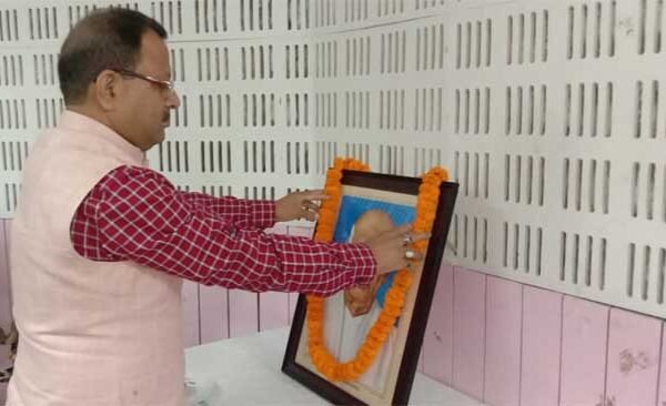 District Magistrate administered oath on the birth anniversary of Sardar Patel