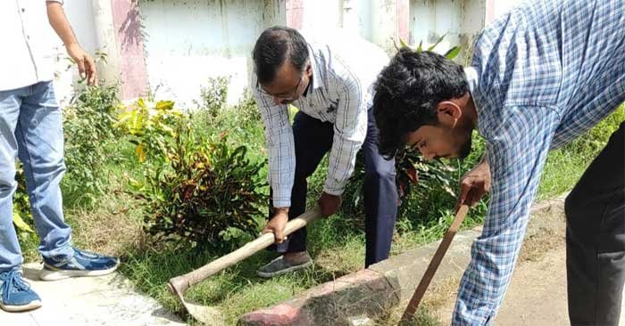 JNCU Vice Chancellor raised the broom and gave the message of voluntary labor