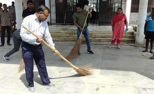 JNCU Vice Chancellor raised the broom and gave the message of voluntary labor