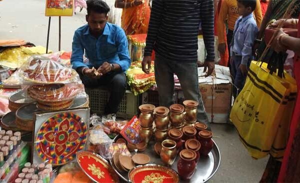 Women busy preparing for Karva Chauth, shopping heavily, markets busy