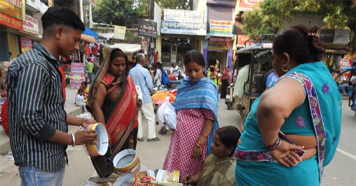 Women busy preparing for Karva Chauth, shopping heavily, markets busy