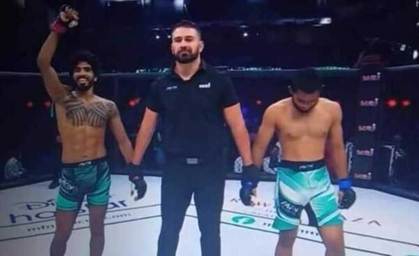 Manjeet brought glory to Ballia in the fighter match going on in Noida Indoor Stadium.