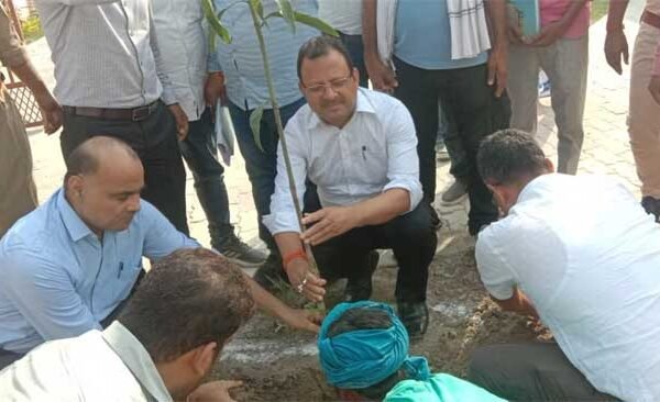District Magistrate inspected Panchayat building, Amrit Sarovar of village Khadicha