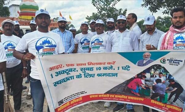 Mahant Kaushalendra Giri, MLA representative Ramesh Singh participated in Shramdaan along with councilors.