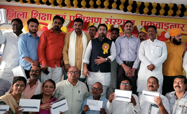 Teachers of 168 schools of Ballia got tablets