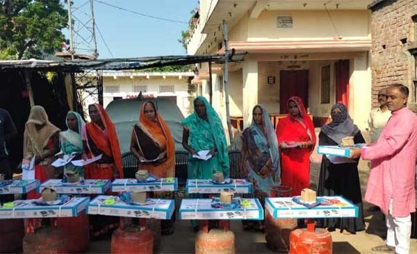 Under Pradhan Mantri Ujjwala Yojana, gas connections, filled gas cylinders and stoves were distributed on the occasion of Navratri.