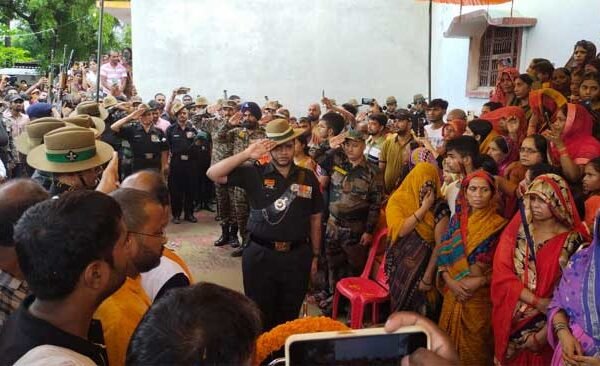 As soon as the dead body of an army soldier reached the village, there was chaos, family members crying and crying while hugging the dead body.