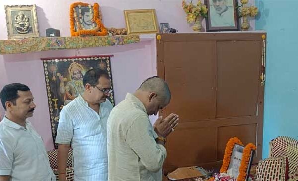 Teacher leader Lallan Pandey remembered on his death anniversary