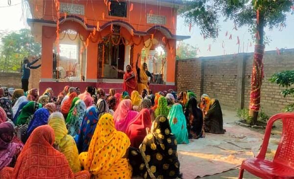 Crowd gathered at Durga temple, women started dancing as soon as the singing started on the seventh day of Shardiya Navratri.