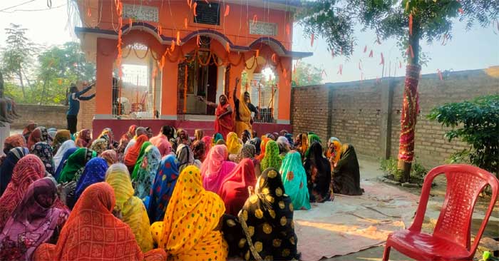 Crowd gathered at Durga temple, women started dancing as soon as the singing started on the seventh day of Shardiya Navratri.