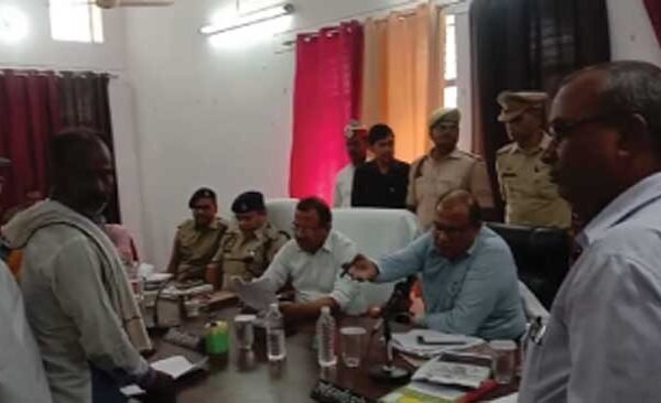 Main Samadhan Diwas organized in Bilthra Road Tehsil complex under the chairmanship of DM, there was a gathering of officers.