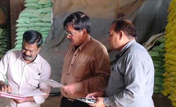 Raid on 35 fertilizer shops in Ballia - shopkeepers instructed to distribute as per rules