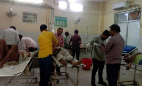 चिलकहर हादसे में घायल लोगों का बलिया अस्पताल में इलाज