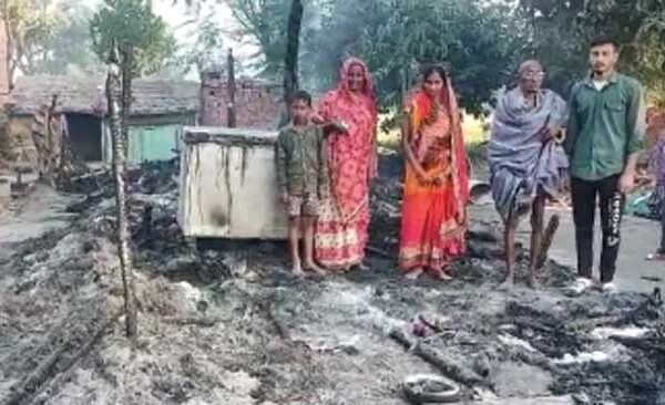 Four residential huts burnt to ashes in fire due to unknown reasons