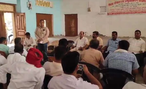 Shikshamitra Sangh Nawanagar meeting held at Sikandarpur Junior High School BRC, agreed to participate in the great movement organized in Lucknow on 18th October.