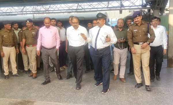 Railway Manager of Varanasi Division conducted window trailing safety inspection from Varanasi to Chhapra regarding operation of Chhath Mela special trains and Chhath Puja.