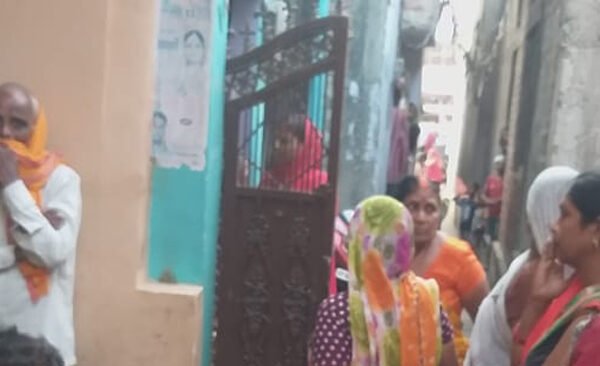 Girl commits suicide by hanging herself - used to prepare for civil services while living in Lucknow