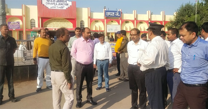 Railway Manager of Varanasi Division conducted window trailing safety inspection from Varanasi to Chhapra regarding operation of Chhath Mela special trains and Chhath Puja.