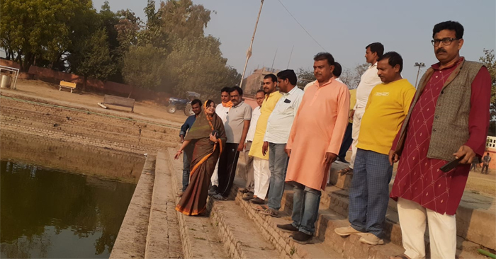 On the occasion of Chhath festival, ghats were cleaned in rural areas including the city - ghats were decorated with fringes.