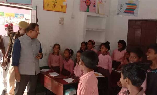 District Magistrate inspected primary school Shivpur Dyar