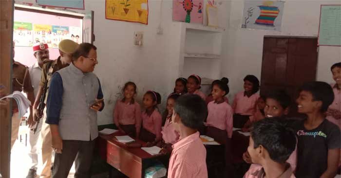 District Magistrate inspected primary school Shivpur Dyar